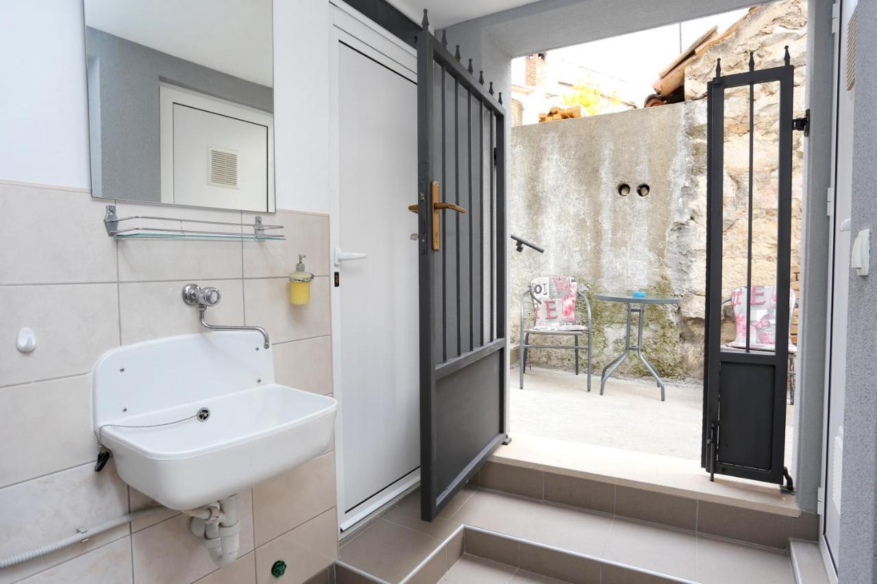 Apartments By The Sea Kastel Kambelovac, Kastela - 8679 Εξωτερικό φωτογραφία